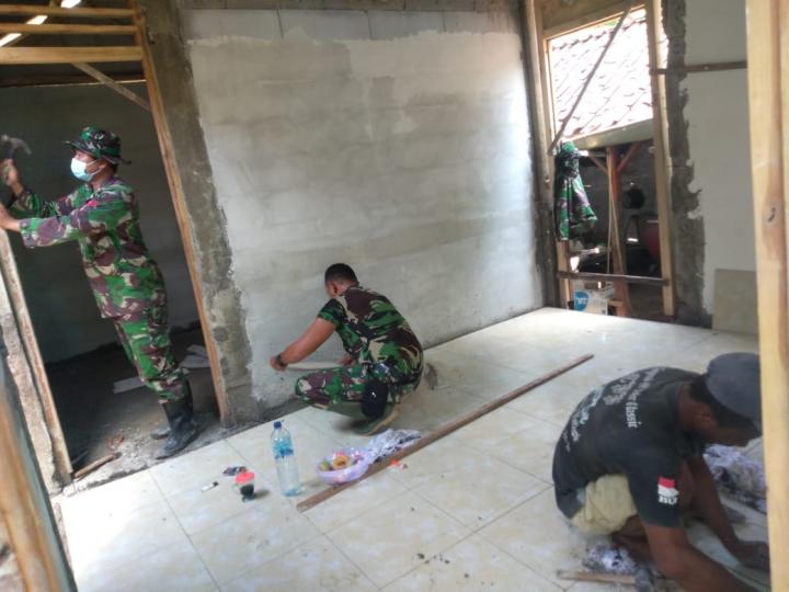 Berikut Pemasangan Keramik Aladin Program TMMD 110 Bojonegoro